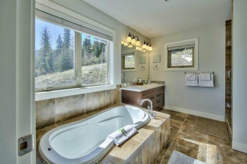 Peaks Retreat + Suite By Bear Country