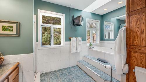 Deep Cove Estate With Pool