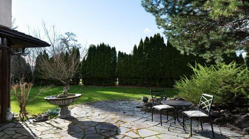 Deep Cove Estate With Pool
