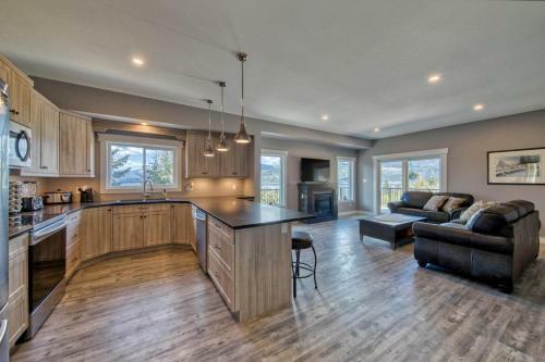 Semi-lakefront Luxury Retreat In Blind Bay, Bc Cottage