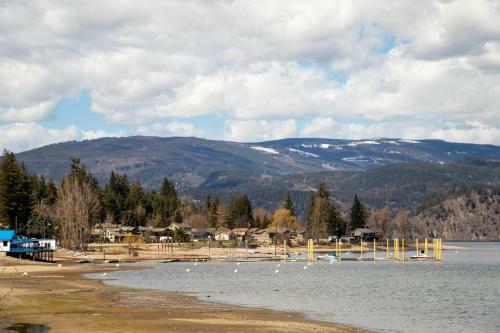 Semi-lakefront Luxury Retreat In Blind Bay, Bc Cottage