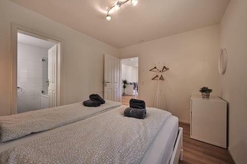 City Center Apartment With Mountain View