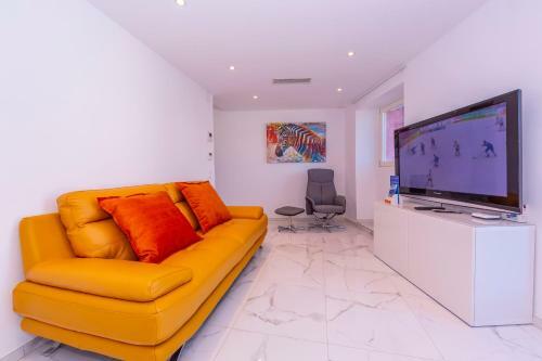Yellow View Apartment