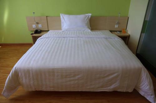 Hotel 7days Inn Hami Baofeng Market
