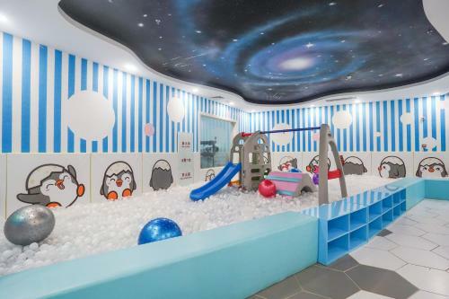 Hotel Big White Whale Ocean Exploration World