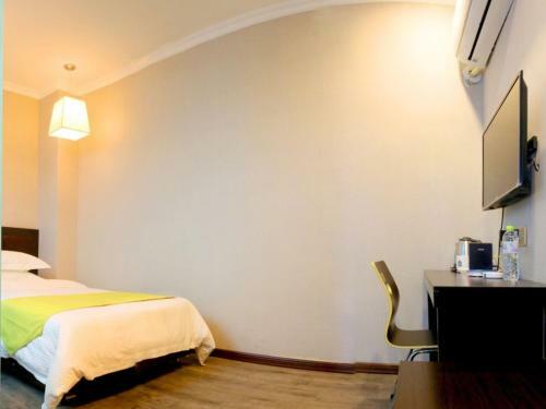 Greentree Wulumuqi Airport Hotel