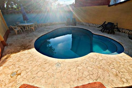 Casa Con Piscina Y 4 Cuartos