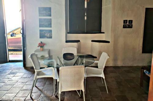 Casa Con Piscina Y 4 Cuartos