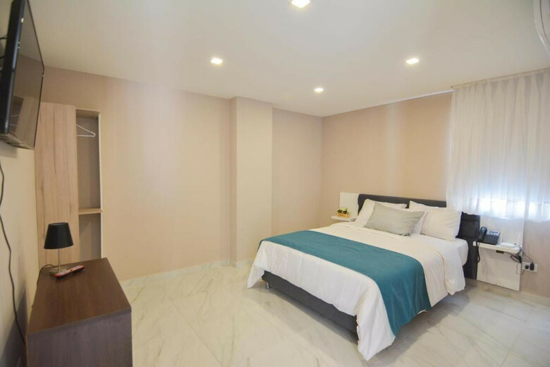 Hotel Or Suites
