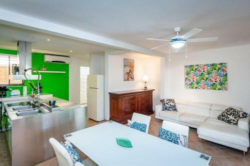 Apartamento Colorful Classy Modern Split Level Unit Near Beach In Coco With Pool
