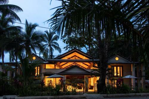 Posada Beachfront Queen Room At Hona Beach Hotel