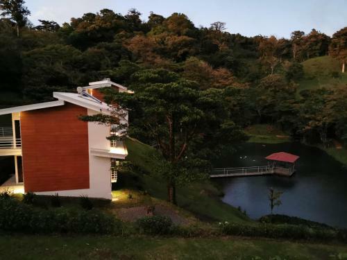 Posada Burbi Lake Lodge Monteverde