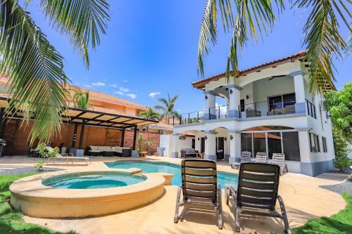 Casa Tres Cocos, Elegant Beachfront Home
