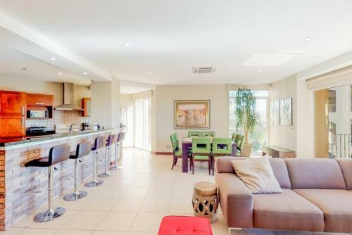 Peninsula 54