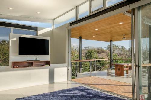 Modern Beach House With Stunning Views - Sleeps 4
