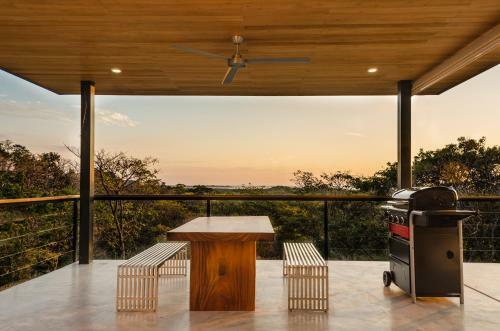 Modern Beach House With Stunning Views - Sleeps 4