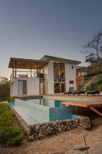 Modern Beach House With Stunning Views - Sleeps 4