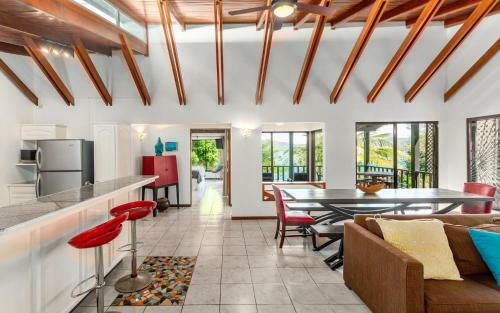 4-bedroom Cliffside Home With Pool On Secluded Beach