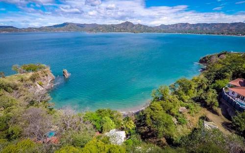 4-bedroom Cliffside Home With Pool On Secluded Beach