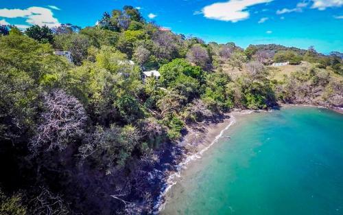 4-bedroom Cliffside Home With Pool On Secluded Beach