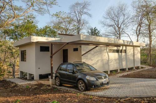 Ocean Breeze House - Modern Villa W/pool Sleeps 4