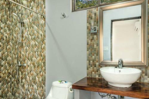 Ocean Breeze House - Modern Villa W/pool Sleeps 4