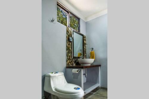 Ocean Breeze House - Modern Villa W/pool Sleeps 4