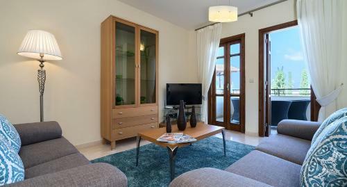 2 Bedroom Apartment Chloe With Communal Pool, Aphrodite Hills Resort