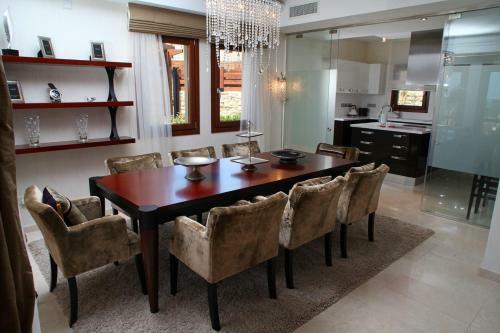 Villa In Kouklia Sleeps 8 With Pool And Wifi