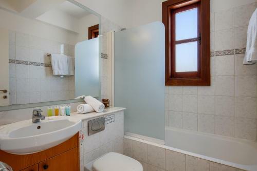 Villa In Kouklia Sleeps 4 With Pool And Air Con