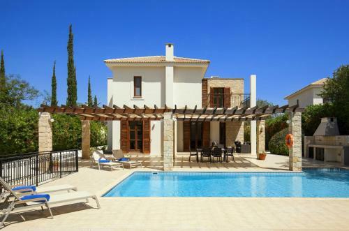 Villa In Kouklia Sleeps 4 With Pool And Air Con