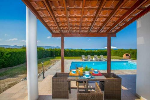 Mavroli Villa Sleeps 6 With Pool Air Con And Wifi