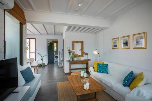 Paralimni Villa Sleeps 6 With Air Con