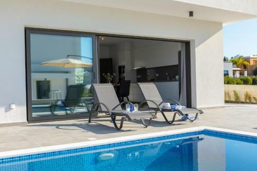 Villa Marlene, Walking Distance To Coral Beach!
