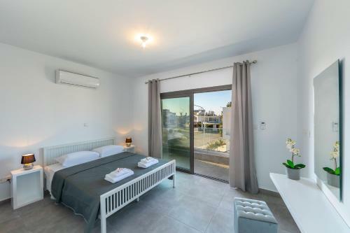 Villa Marlene, Walking Distance To Coral Beach!