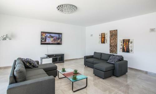 Paralimni Villa Sleeps 12 With Pool