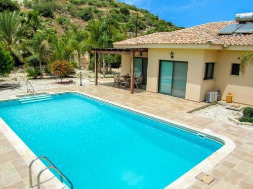 Villa In Pissouri Sleeps 6 Includes Swimming Pool And Air Con
