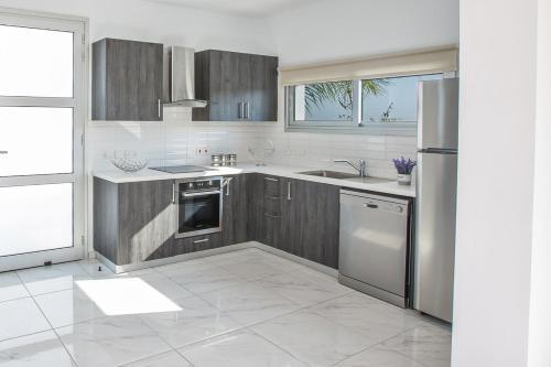 Paralimni Villa Sleeps 6 With Pool