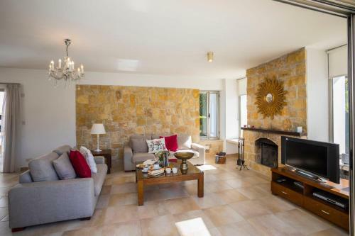 Giolou Villa Sleeps 6 With Pool Air Con And Wifi