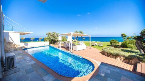 Villa In Protaras Sleeps 10 With Pool And Air Con