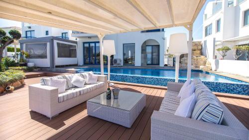 Villa In Protaras Sleeps 10 With Pool And Air Con