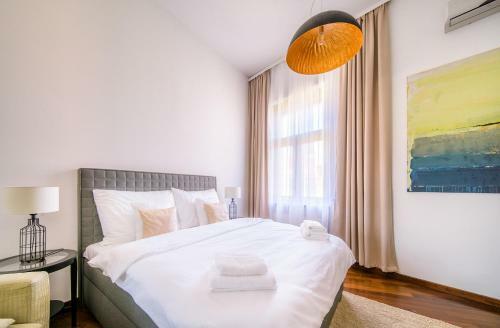 Triplex Kings Apartment In Old Town