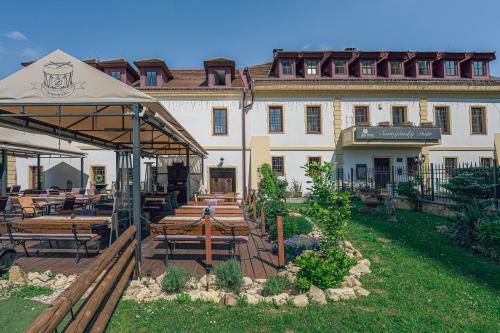 Hotel Svatoj�nsk� Dv?r