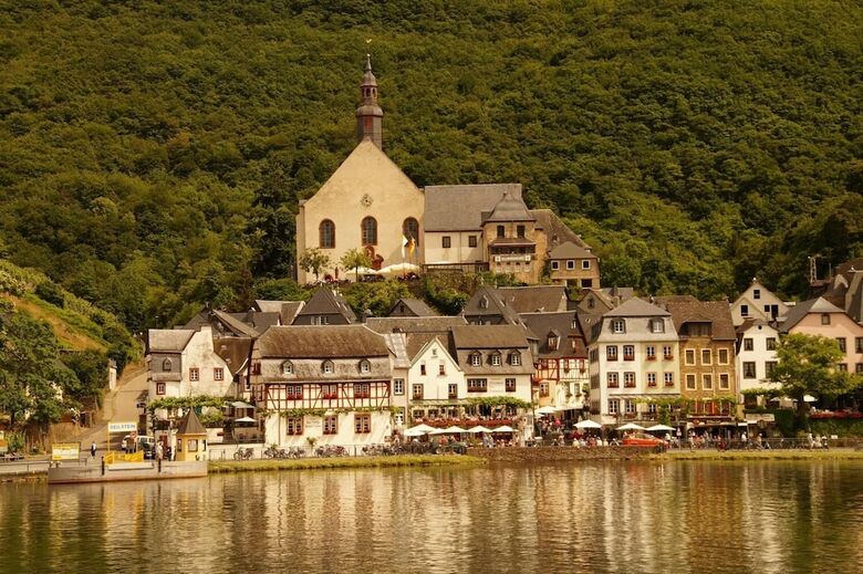 Winzerhotel Und Restaurant Zum Moselstrand