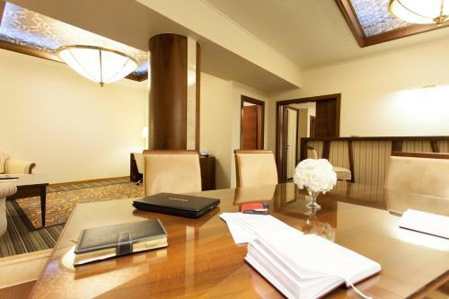 Metropolis Hotel