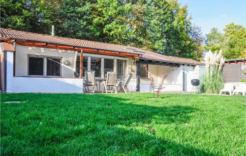 Stunning Home In Gunderath W/ Jacuzzi, Wifi And 2 Bedrooms