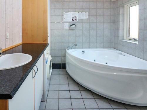 Three-bedroom Holiday Home In Knebel 21