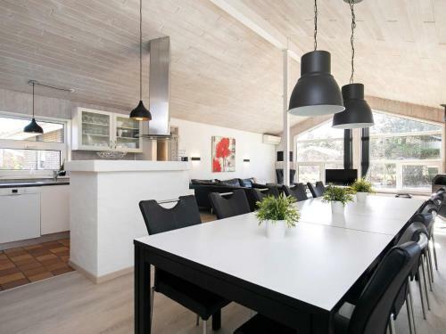 Five-bedroom Holiday Home In Bl�vand 23