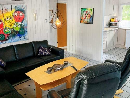 Three-bedroom Holiday Home In �rsted 3