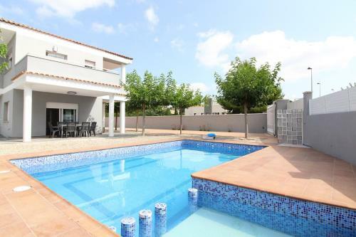 Chalet Con Piscina Privada En La Monta�a